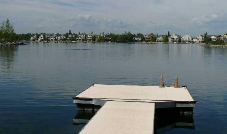 McKenzie Lake home with lake access